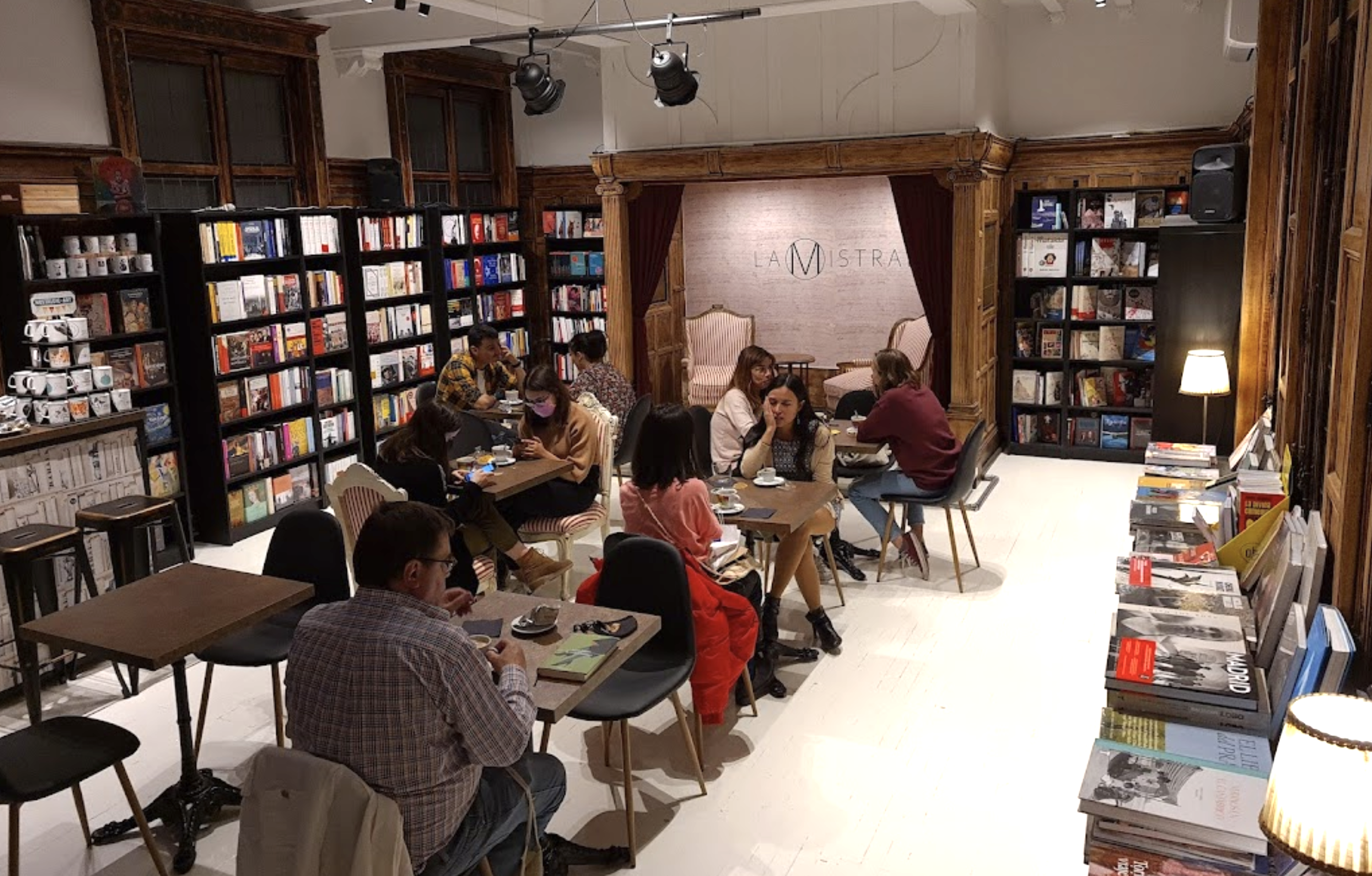 11 cafés-librerías con encanto de Madrid