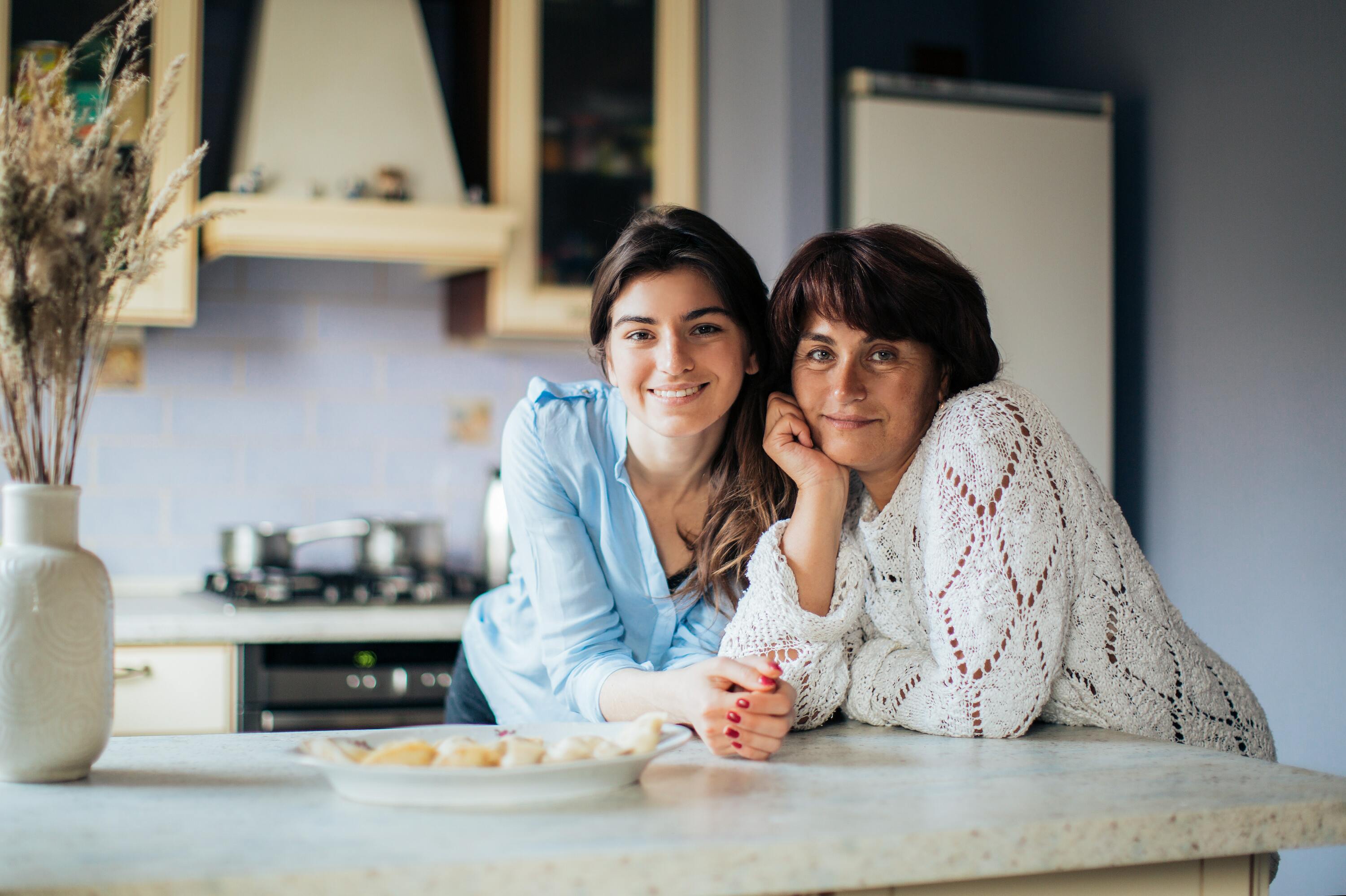 She help her mum. Дочки-матери. Подростки и родители взаимоотношения. Прекрасные отношения с дочерью. Женщина только для семьи.