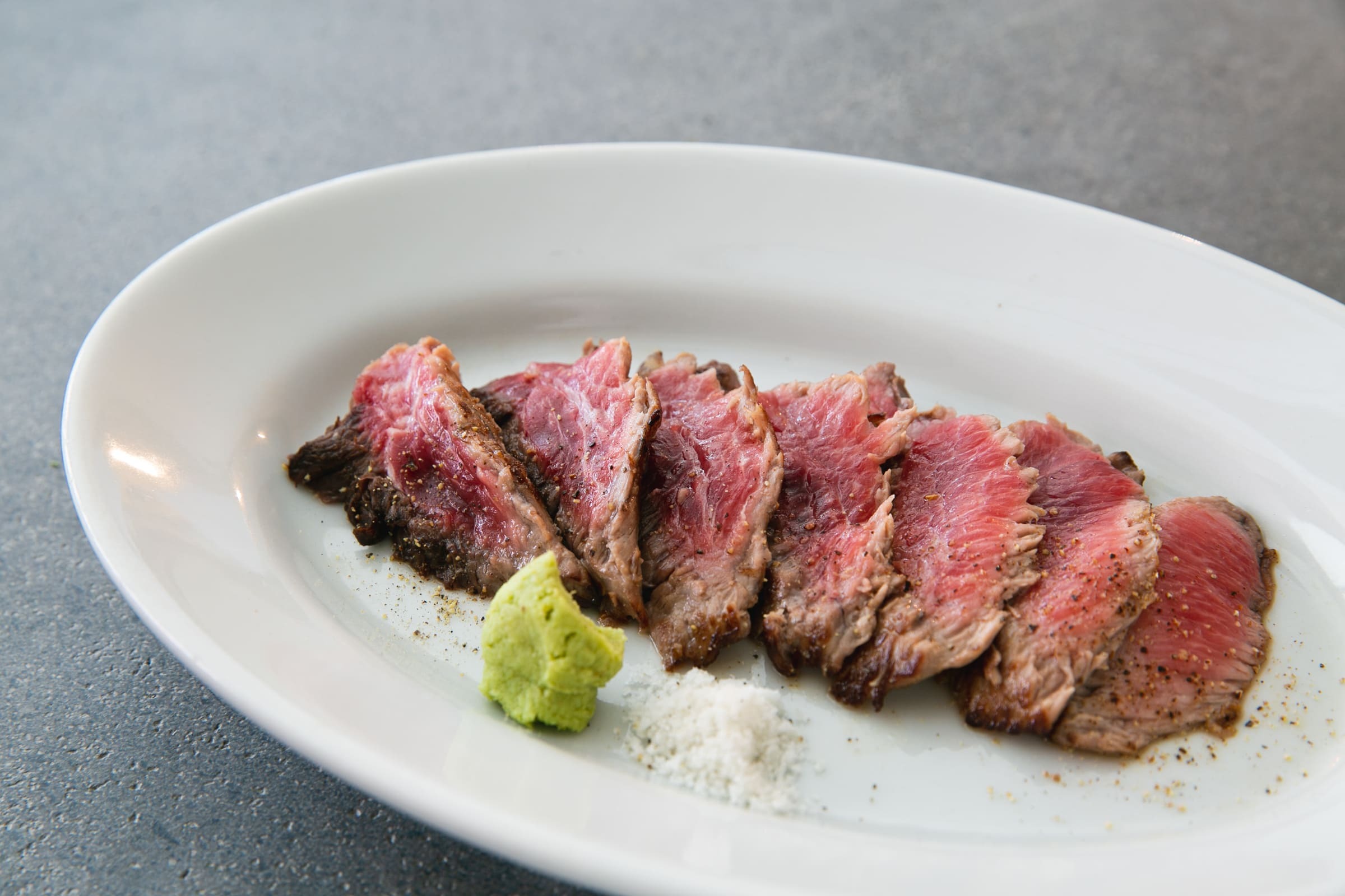 『本鮪頬肉のレアステーキ』(Photo: Keisuke Tanigawa)