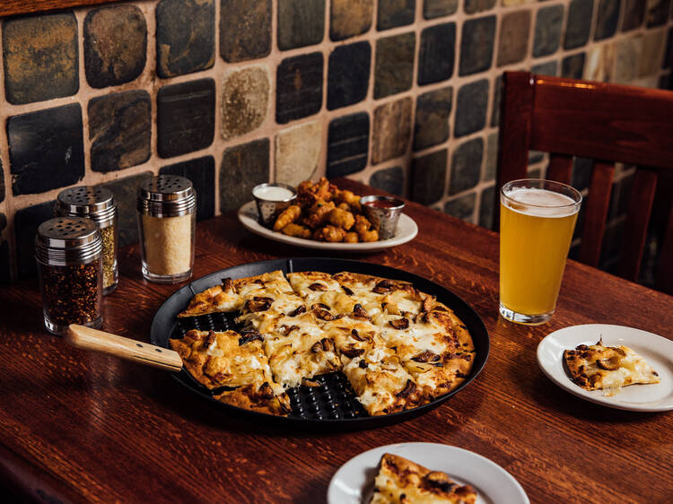 Candlelite White Pizza at Candlelite Chicago