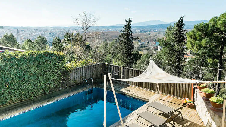 Cultura y vistas a los Pirineos en Girona