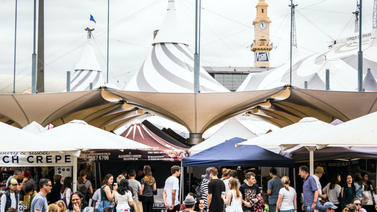 A general picture of the hustle and bustle in the outdoor area of the Autumn market