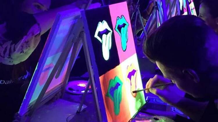 Pintar un cuadro mientras tomas un vino Pintar un cuadro mientras tomas un vino