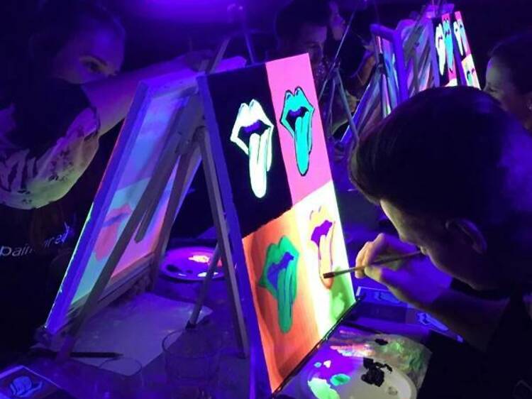 Pintar un cuadro mientras tomas un vino Pintar un cuadro mientras tomas un vino