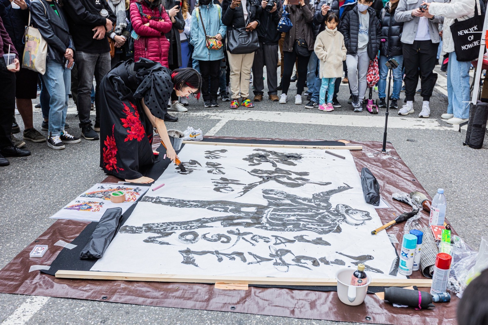 世界的にも注目が集まる書道アーティスト、原愛梨が表参道で初個展