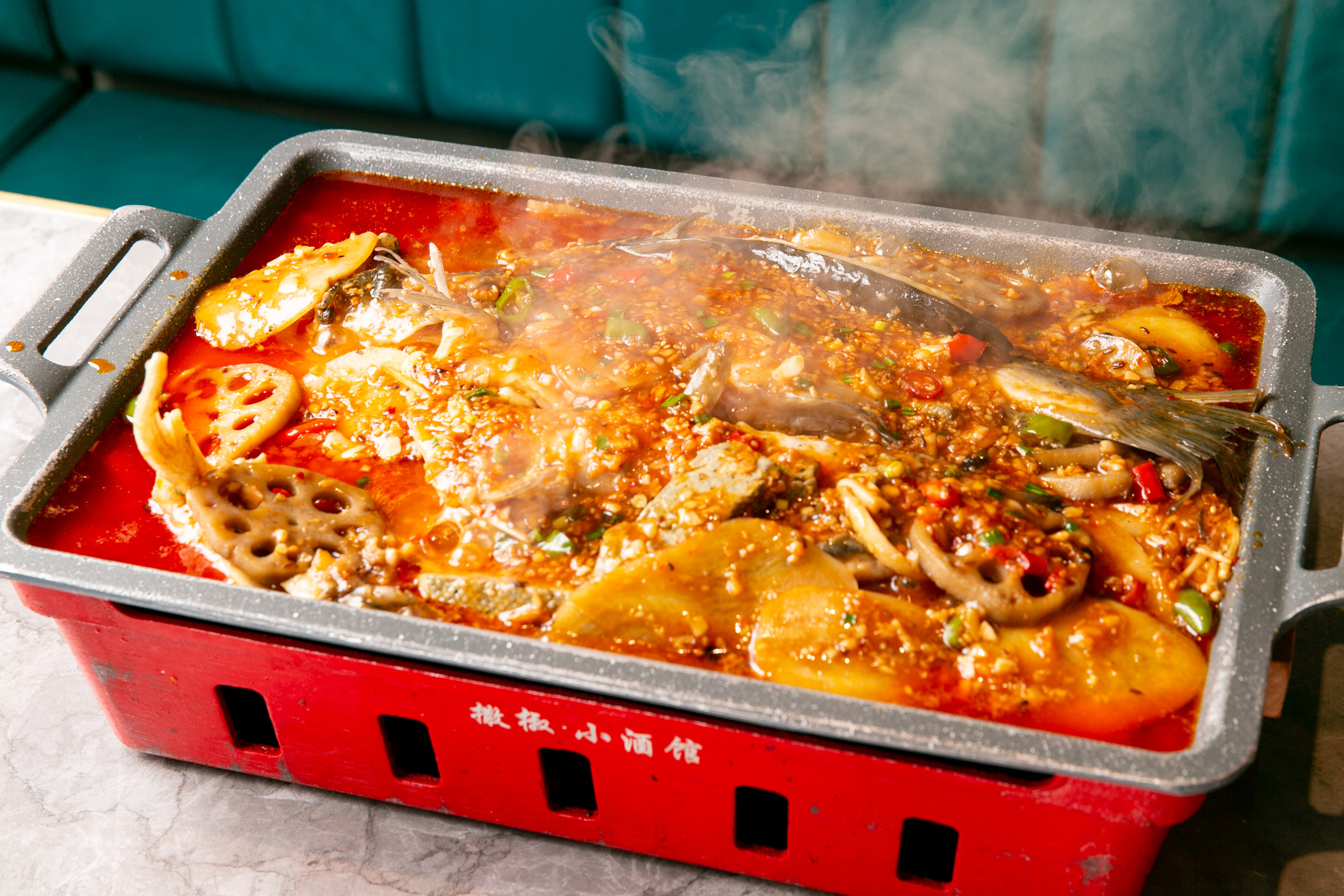 『ナマズの紙包み四川風焼魚(纸包川东过水鱼)』(Photo: Keisuke Tanigawa)