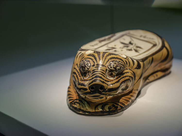 Tiger-shaped pillow painted in black and yellow on white ground. Cizhou type, Shanxi, Jin dynasty (1115 – 1234) 