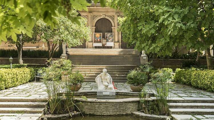 Olorar les roses del Parc Cervantes