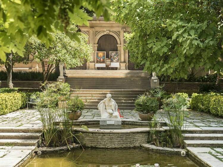 Olorar les roses del Parc Cervantes