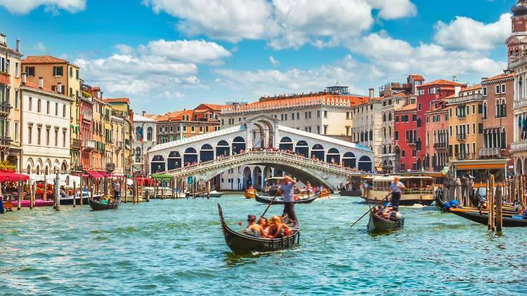 ベネチア 入域客の 観光税 の徴収を23年1月からに延期