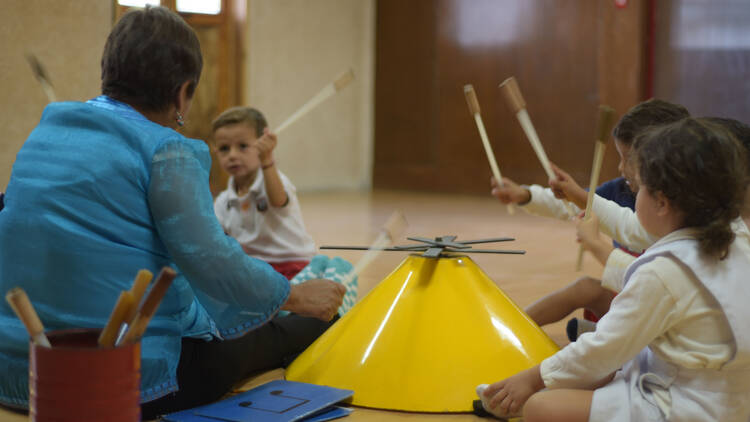 Niños en clases de estimulación musical temprana en el CIEM