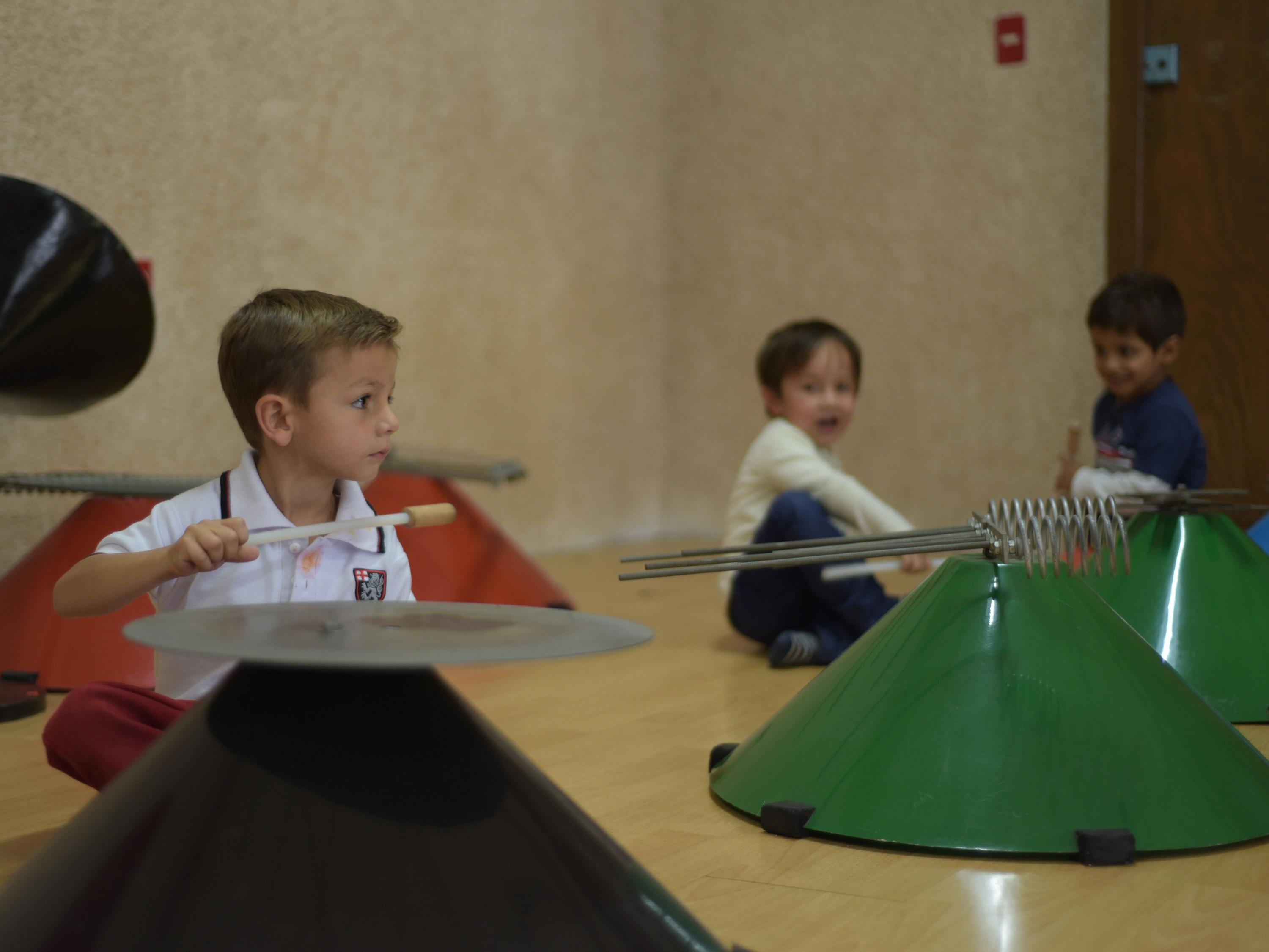 Niños en clase de estimulación musical temprana