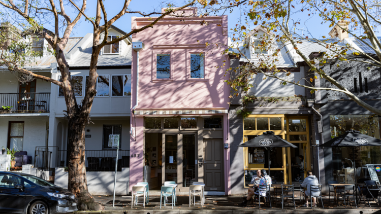 The pink exterior of Lode pastry in a terrace