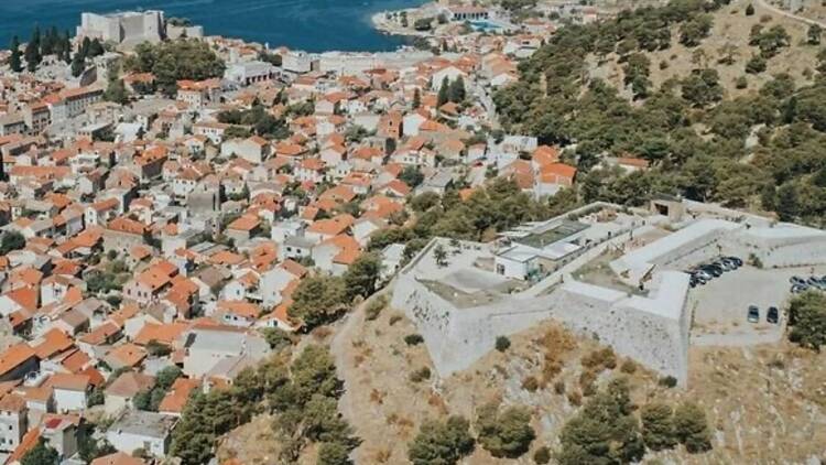 Visit Dalmatia Šibenik - Barone Fortress was built in 1646 on Vidakuša, the  80 meter-high hill above the city. Along with the other three fortresses in  Šibenik, it represents a unique defence