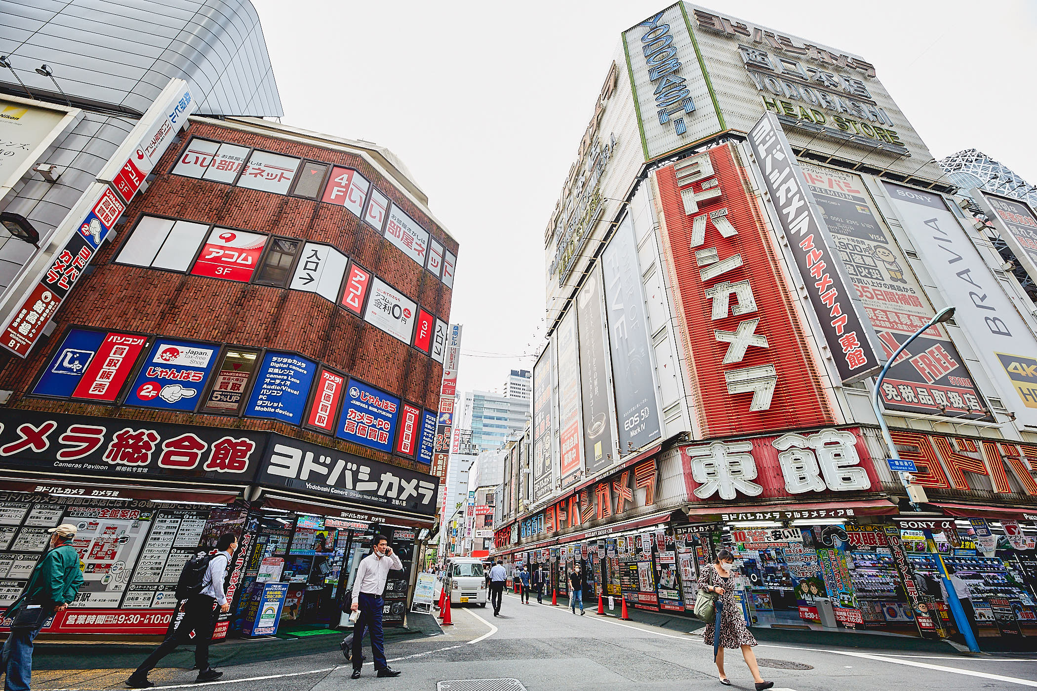 Tokyo camera. Шинджуку Токио. 160-0022 Токио, Shinjuku-ku Shinjuku 2-2-8, Япония. Yodobashi Camera. Street Camera in Japan.