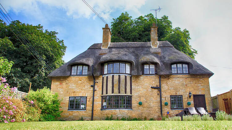 The thatched-roof cottage in Broadway