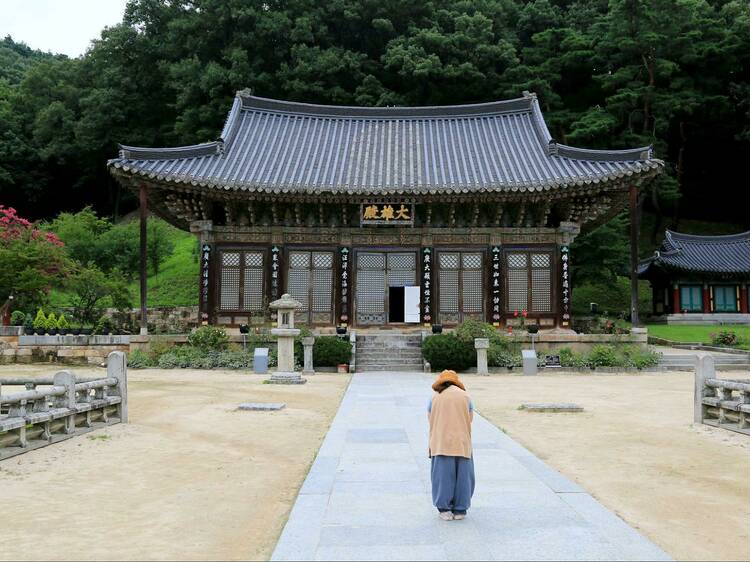 Stay overnight at a 14th century temple in Insadong