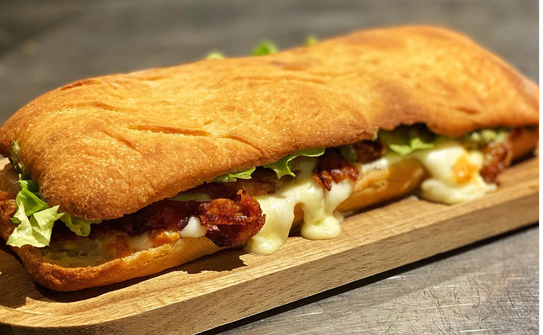 Mpustarella de porchetta, mozarella y tártara / Mola PIzza