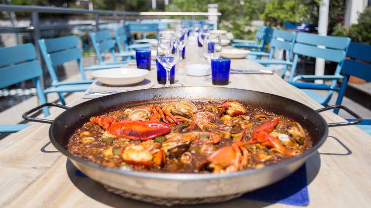 Una comida frente al mar