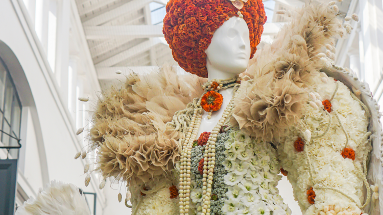 A mannequin shaped like Queen Elizabeth 1 is made entirely out of flowers