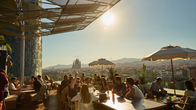 Vistes úniques de la ciutat des de la terrassa del The Hoxton, Poblenou