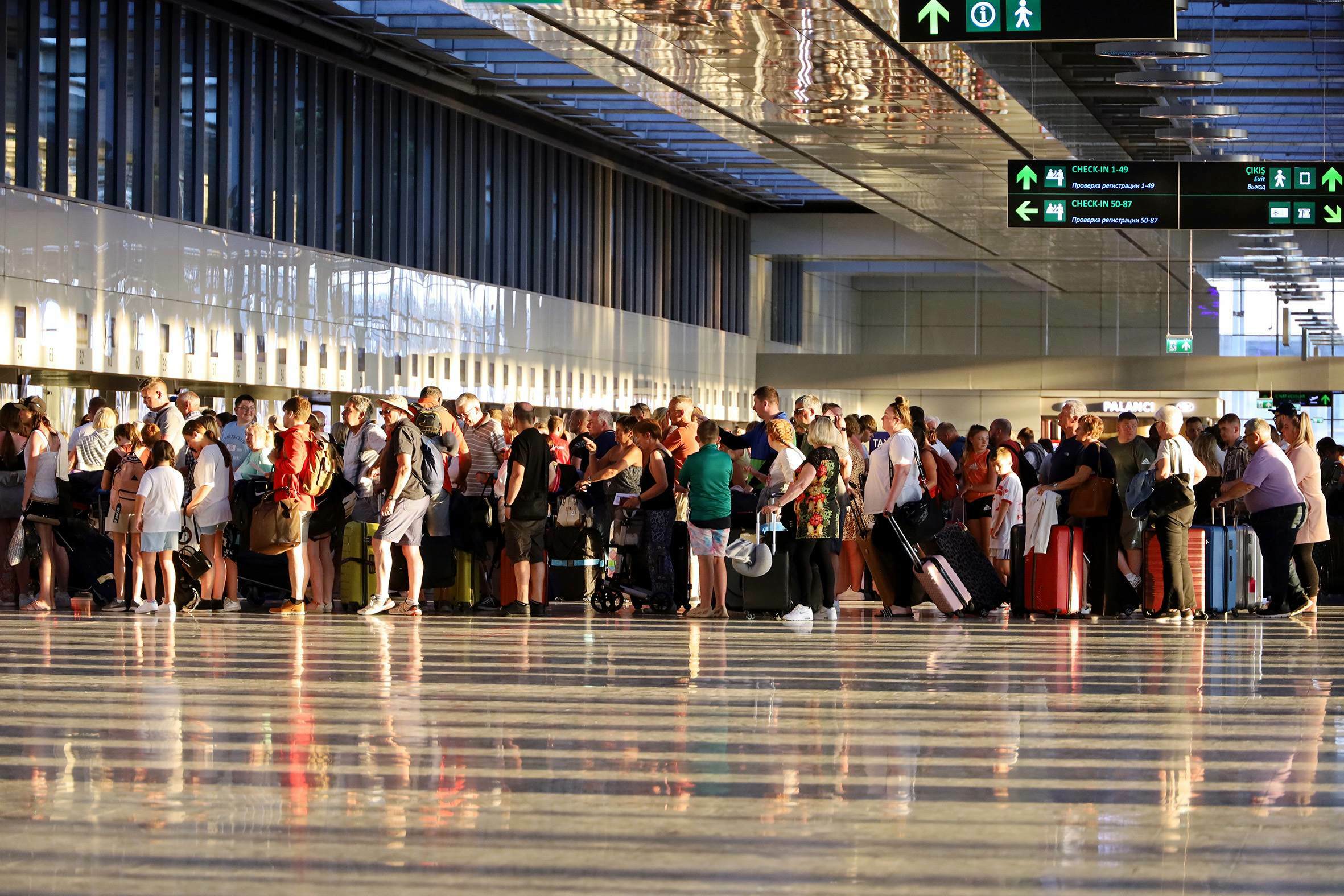 Paris' Charles de Gaulle 'rudest airport in Europe