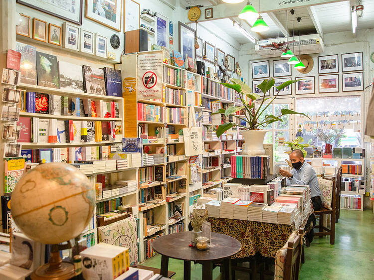 10 ร้านหนังสือรอบกรุงเทพ พร้อมมุมนั่งชิลจิบกาแฟ