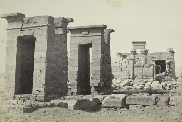 El Templo de Debod, en su emplazamiento original (foto: Francis Frith, Wikipedia).