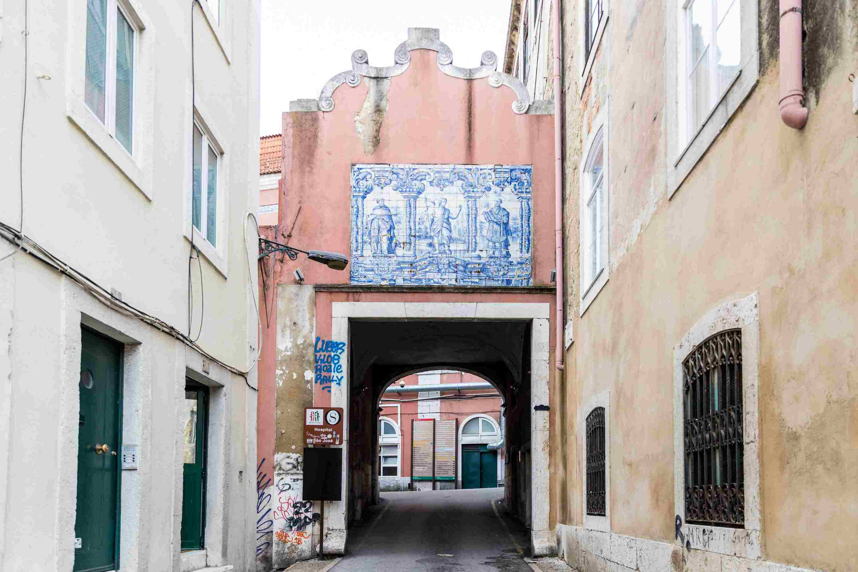 Porta do Carro, com painel de azulejo oitocentista representando Santo Antão, São João e São Domingos