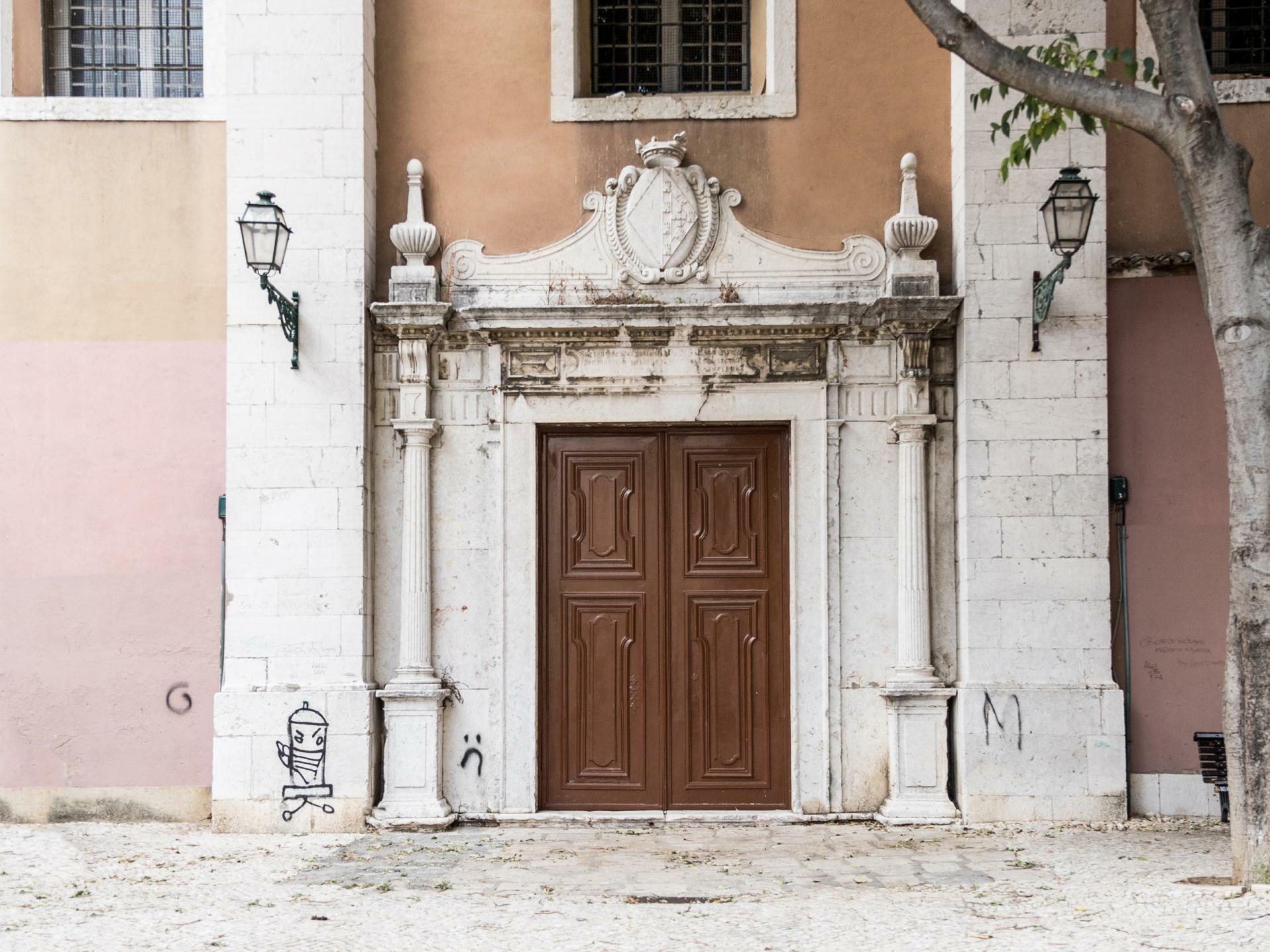 Pedra de armas sobre a entrada do Convento da Encarnação