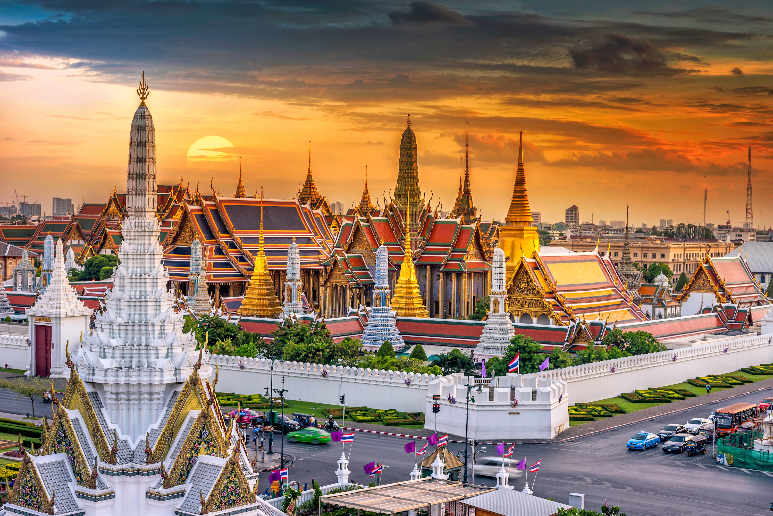 Крупнейшие города таиланда. Grand Palace Бангкок. Большой Королевский дворец и храм изумрудного Будды в Бангкоке. Королевский дворец в Бангкоке Таиланд. Храм изумрудного Будды в Таиланде.