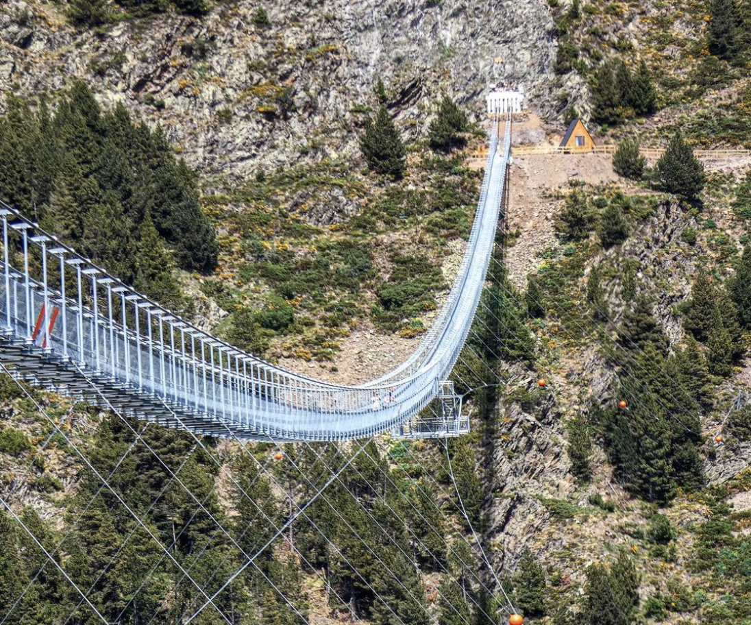 Высота 1800 метров. Мост Скайбридж. Скайбридж Тбилиси. Самый длинный подвесной мост. Самый длинный мост в Испании.