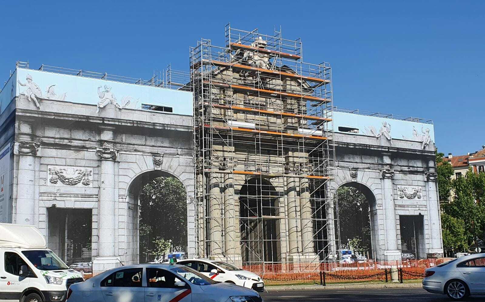 Cómo subir a la cornisa de la Puerta de Alcalá de Madrid este verano