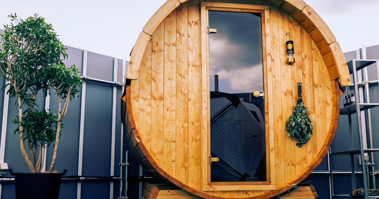 テントサウナやバレルサウナを完備する新施設「sauna GARAGE ayase」が誕生