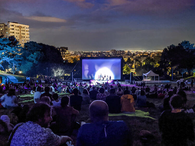Dans un parc, un festival de court-métrage avec une vue de dingue