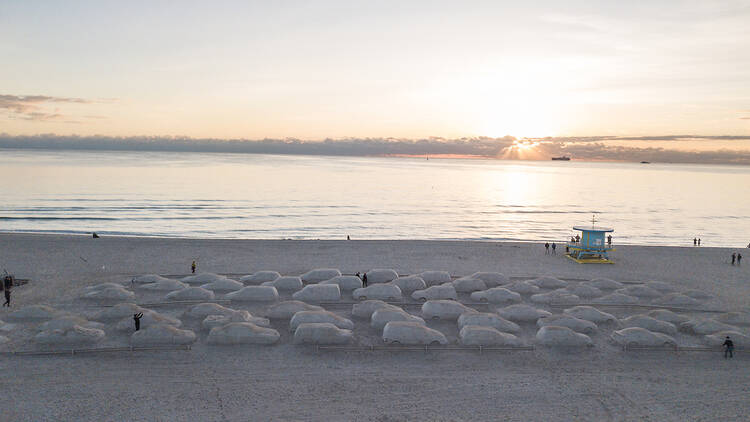 「レアンドロ・エルリッヒ／ Traffic Jam  交通渋滞 (2022)」（Order of Importance, Miami Beach, 2019, courtesy of Leandro Erlich Studio, photo: Steve Kehayias）