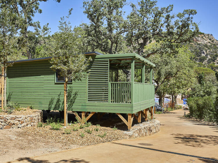 Chalets de madera sobre las calas de Tossa de Mar