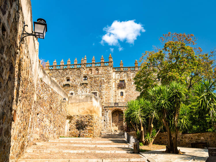 Medieval y escondido entre dehesas: el mejor destino para una escapada gastronómica está a dos horas de Madrid