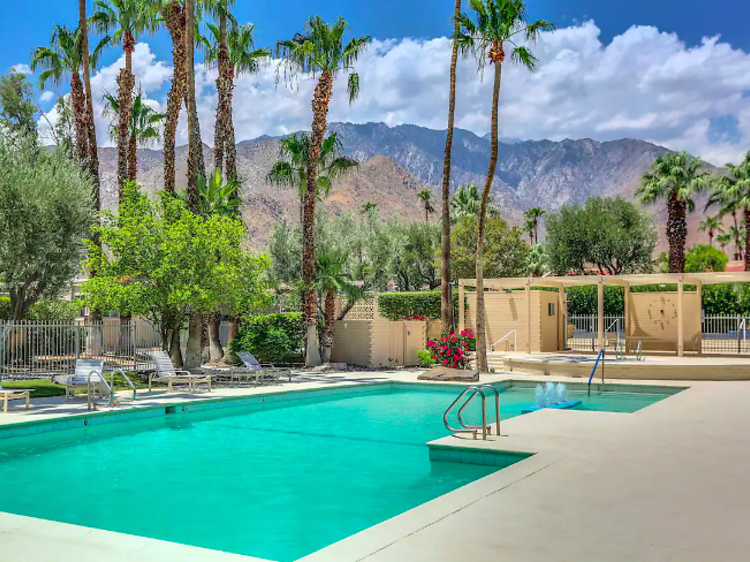 A glass-walled apartment in Palm Springs