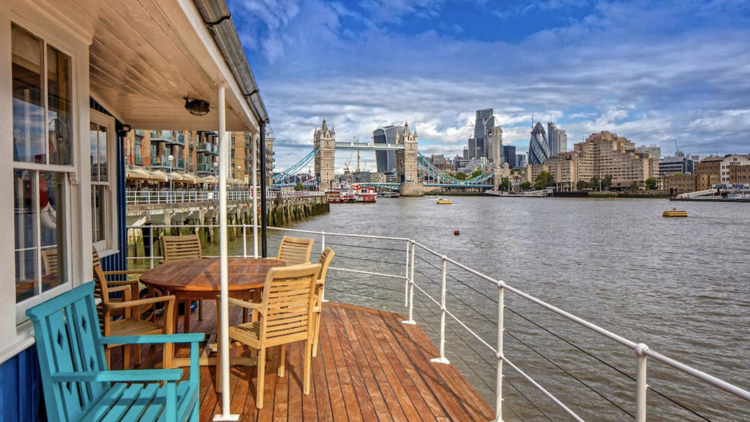 The houseboat with views of Tower Bridge