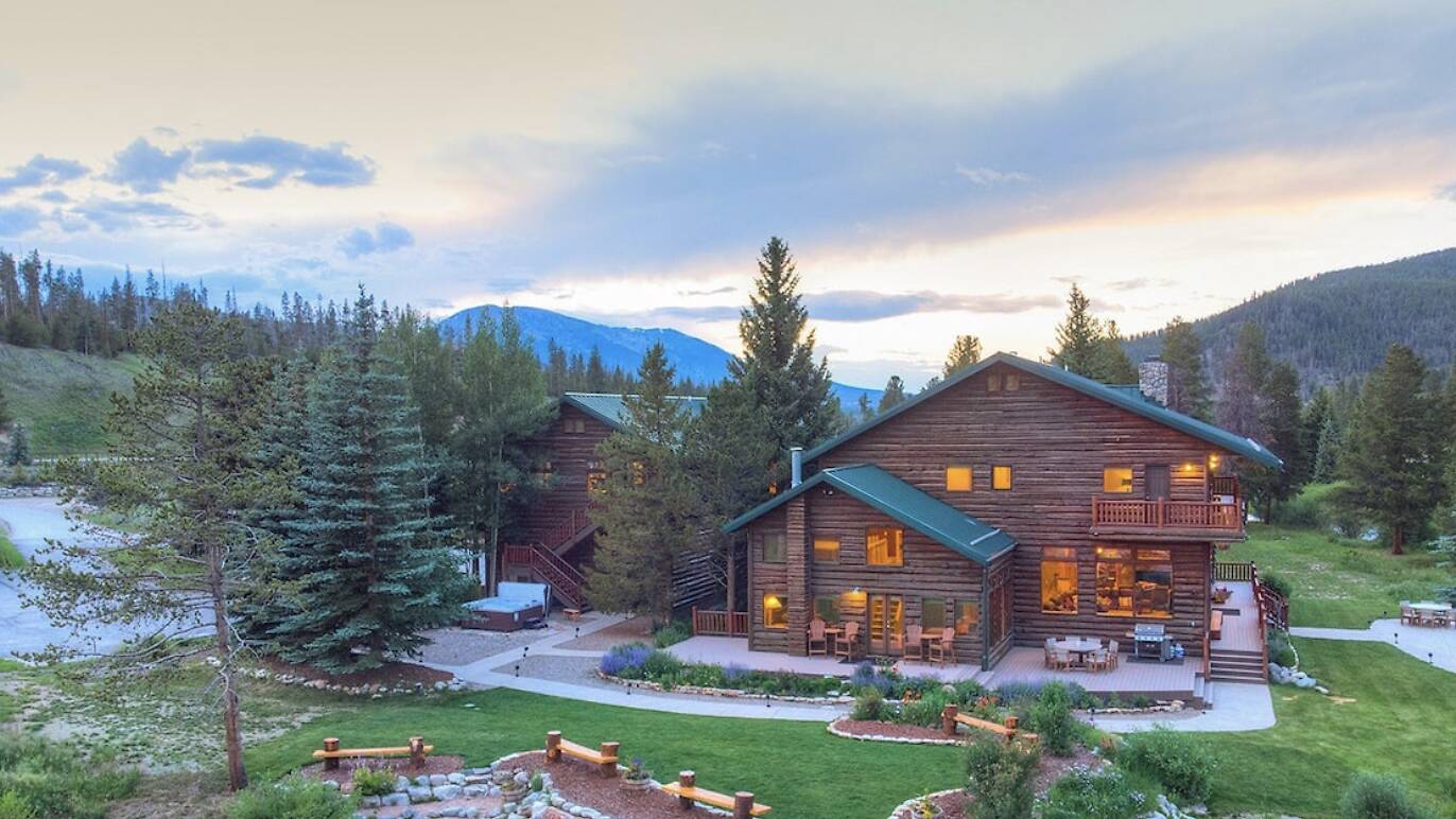 18 Best Colorado Airbnbs As Told By A Local Travel Writer