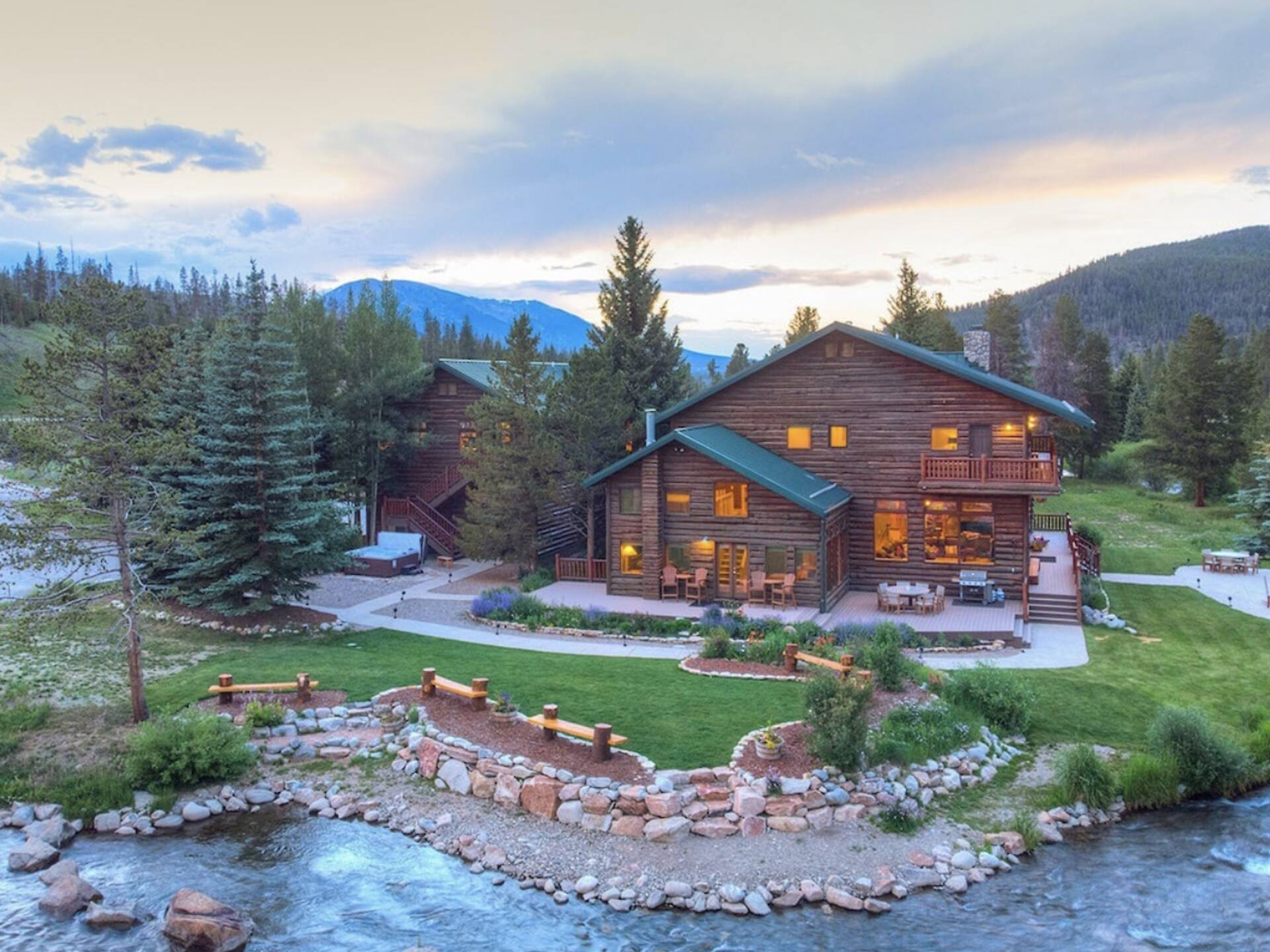 18 Best Colorado Airbnbs As Told By A Local Travel Writer
