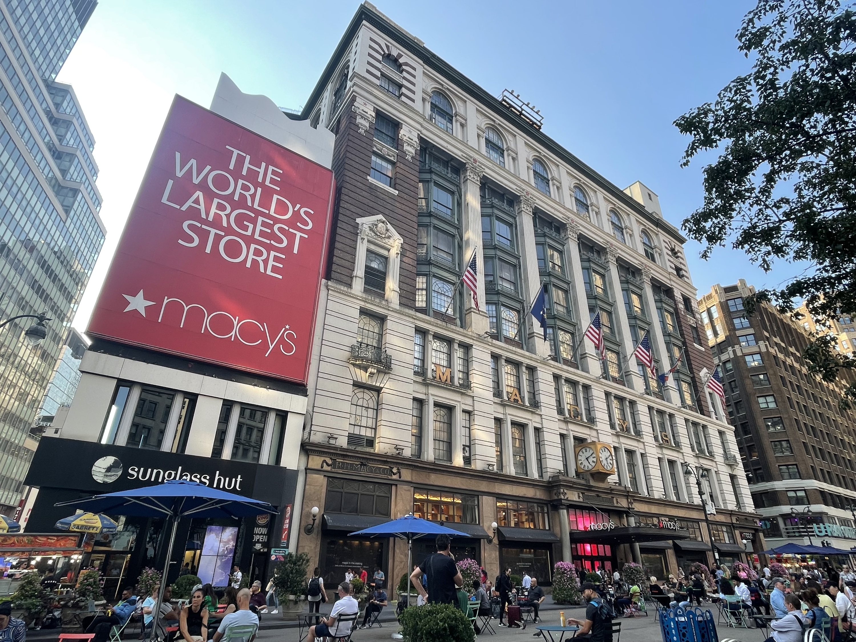 Die Schaufensterfront von Macy's am Herald Square mit einem Schild mit der Aufschrift The World's Largest Store.