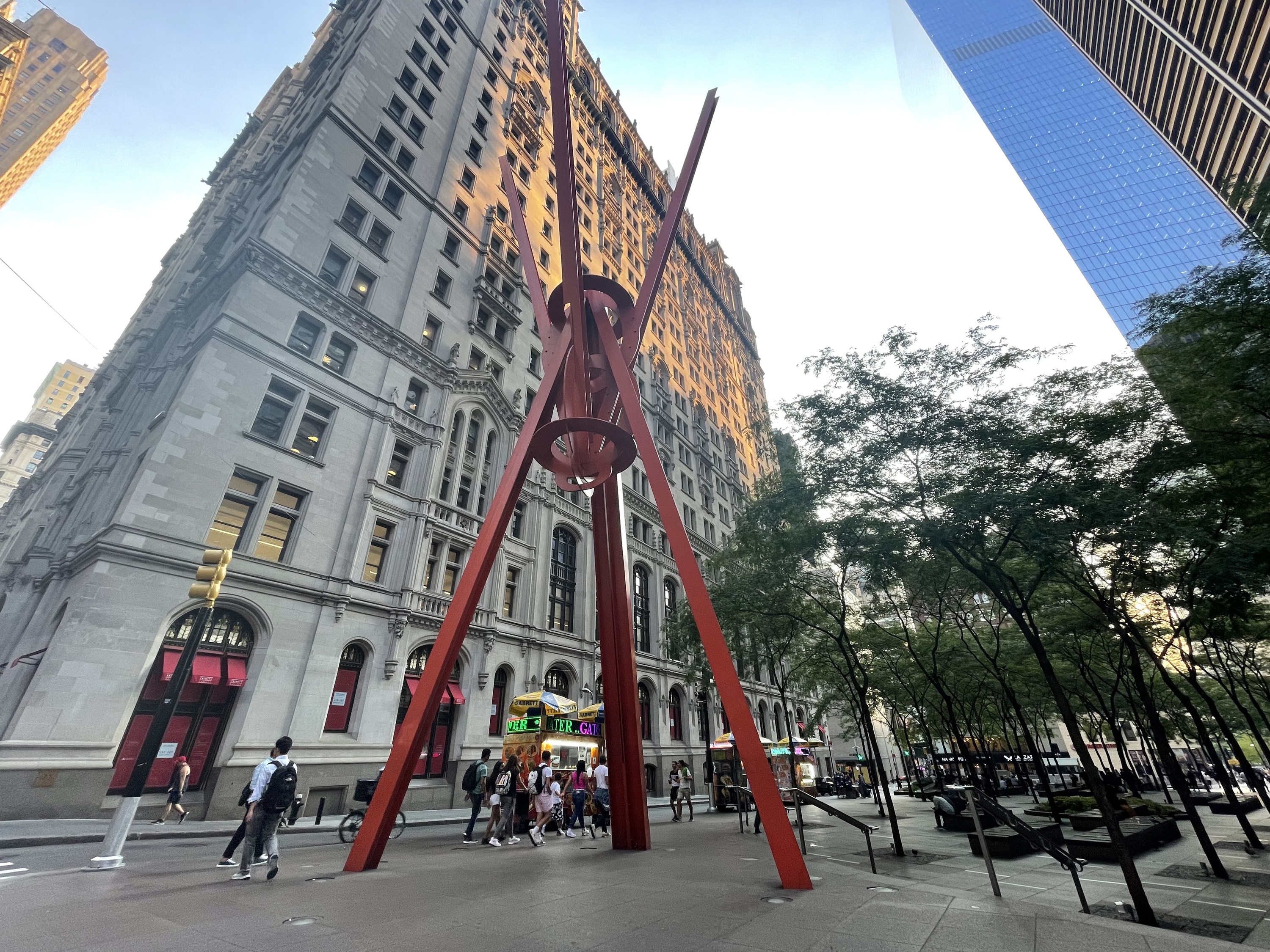 Eine Skulptur von Mark di Suvero im Zuccotti Park.