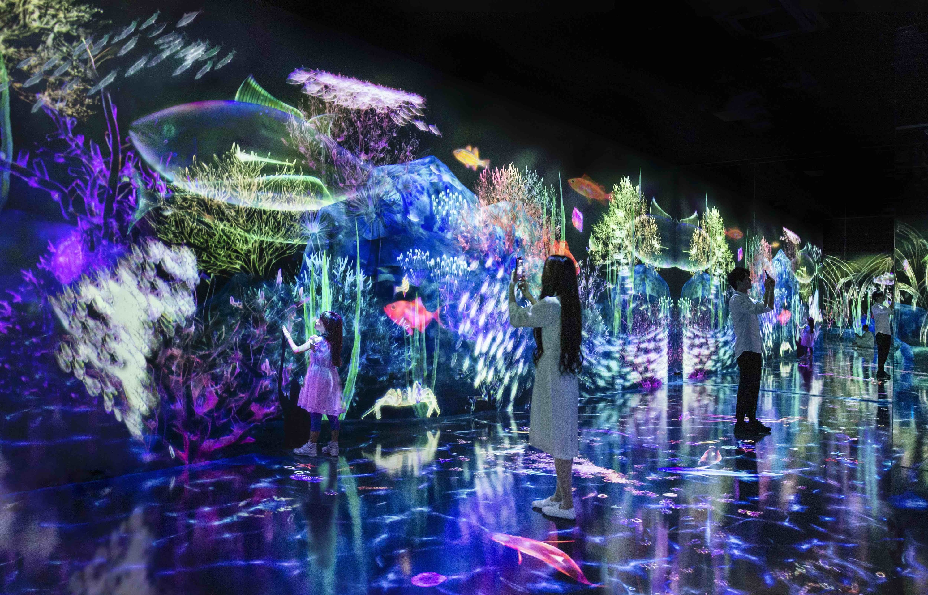 虹色の海でデジタル漁体験、「ギャラクシー原宿」のチームラボ空間が