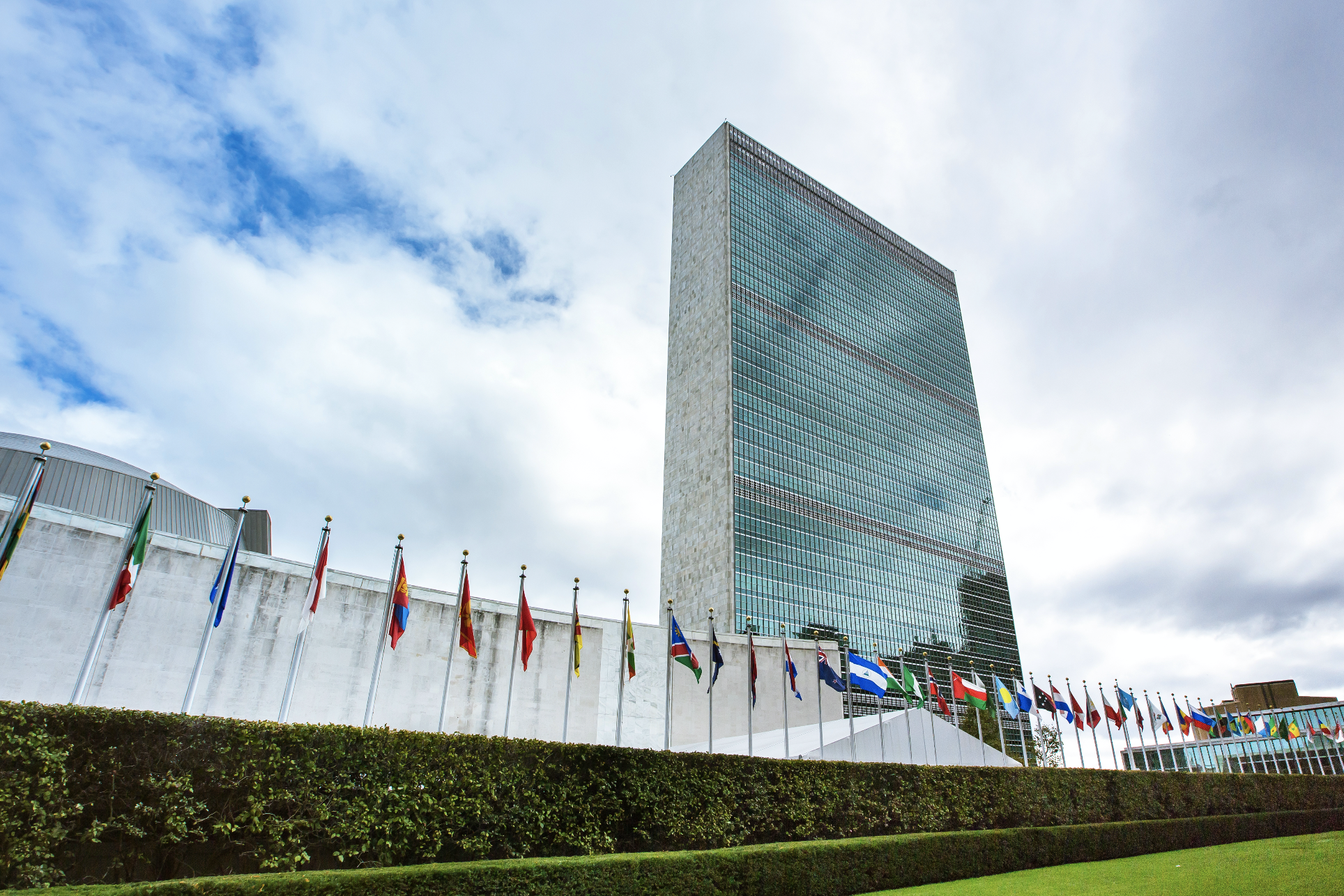 Город штаб оон. Штаб-квартира ООН В Нью-Йорке. Здание ООН В Нью-Йорке. Секретариат ООН В Нью Йорке. Секретариат ООН здание.