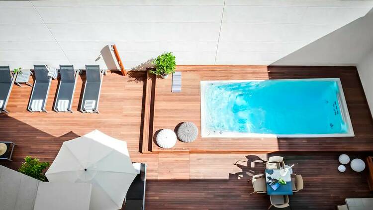 The contemporary serviced apartment with a pool