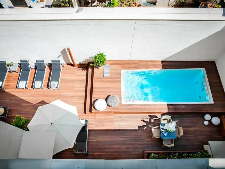 The stylish serviced apartment with a pool