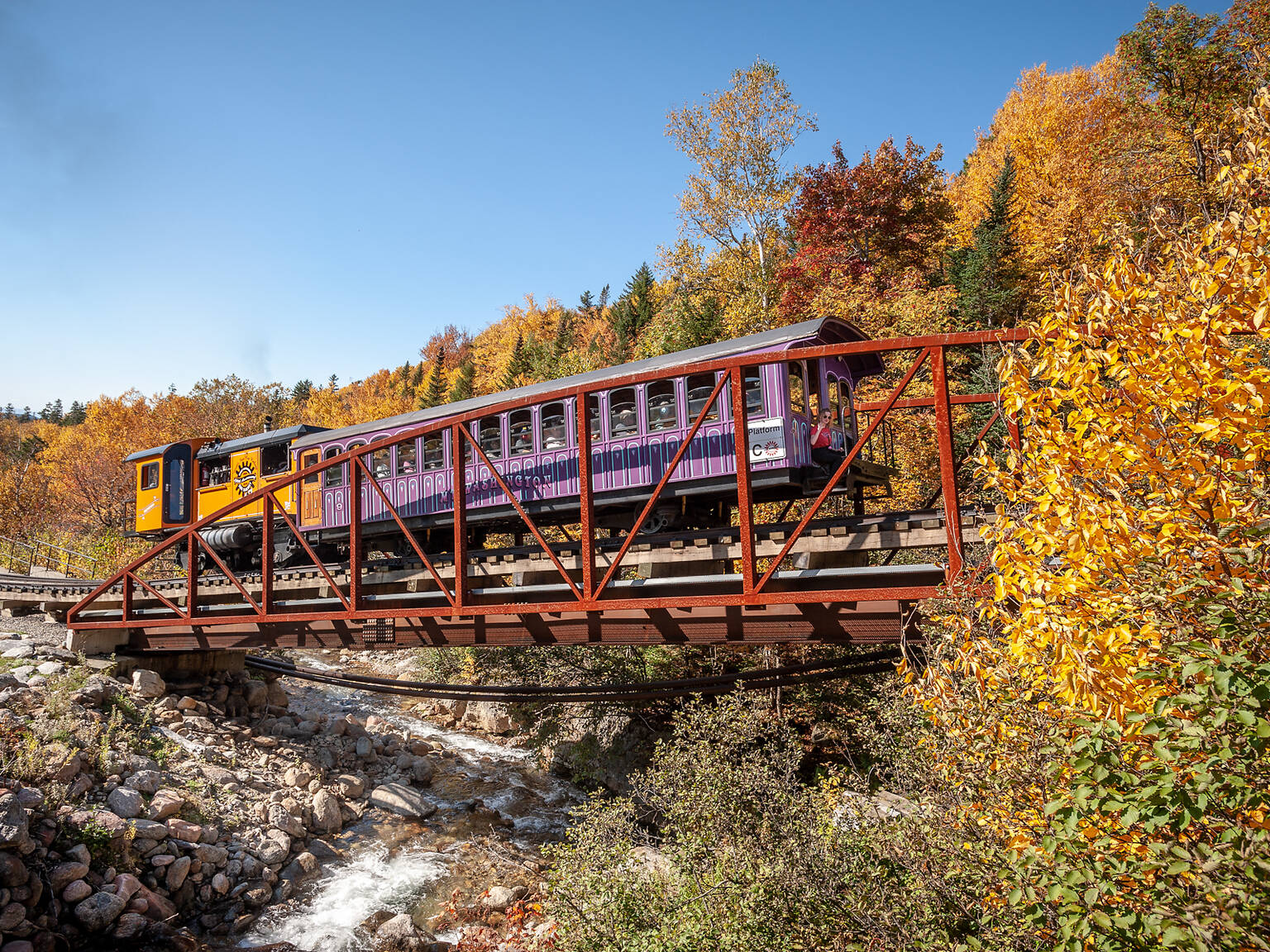 18 Best Fall Foliage Train Rides For Leaf Peeping