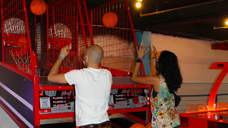 Basketball arcade game (Area 53)